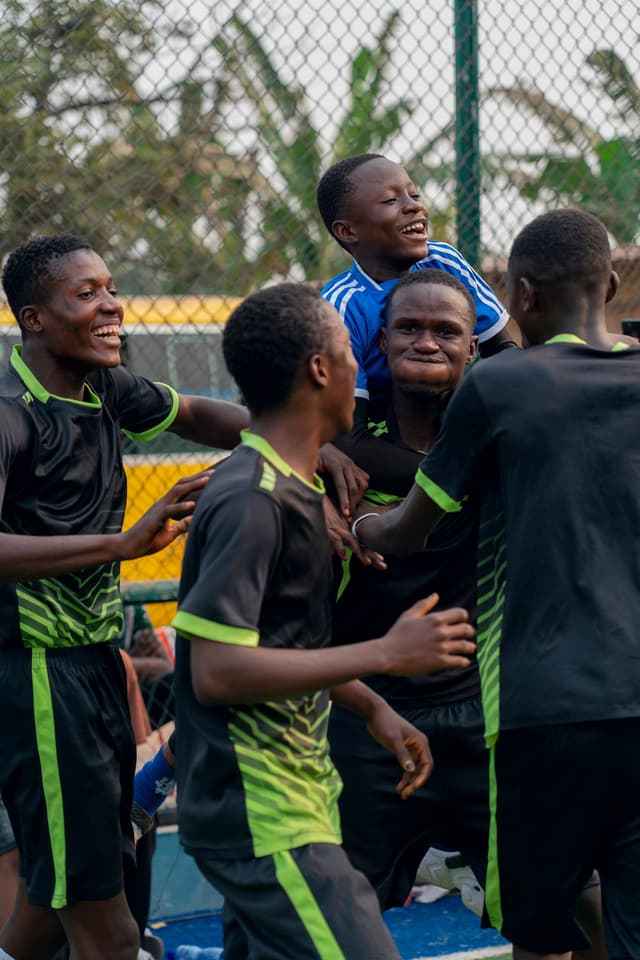 Enfants jouant au football